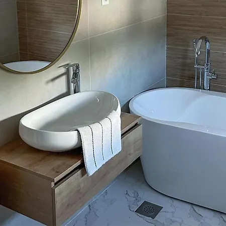 Stunning In With Heated Swimming Pool Jezera