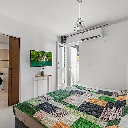 Stunning In With Heated Swimming Pool Apartment *