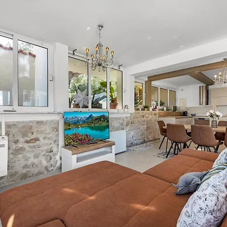 Apartment Stunning In With Heated Swimming Pool Jezera