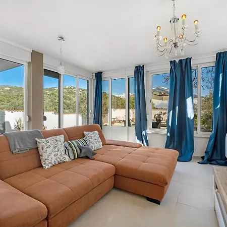 Stunning In With Heated Swimming Pool * Jezera