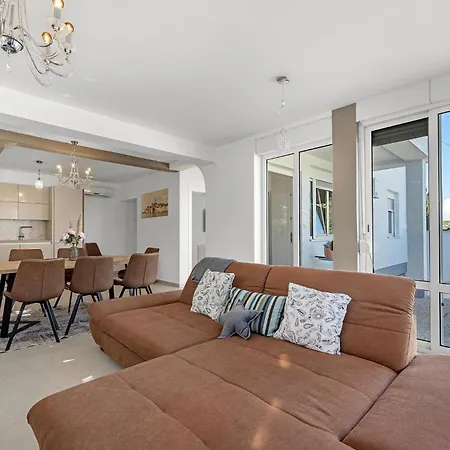Stunning In With Heated Swimming Pool Apartment