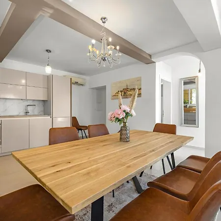 Stunning In With Heated Swimming Pool Apartment