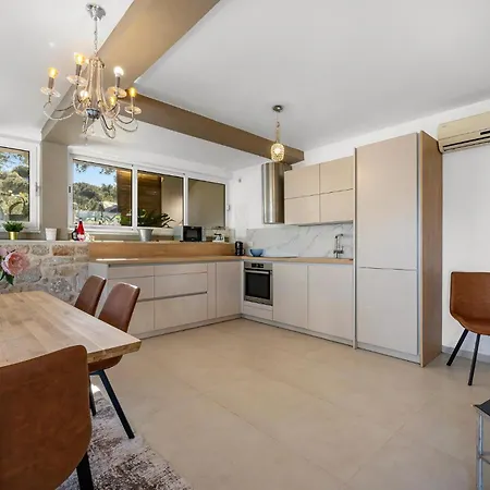 Stunning In With Heated Swimming Pool Apartment *