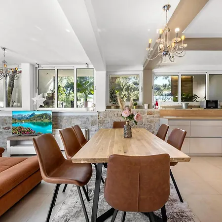 Stunning In With Heated Swimming Pool Apartment *